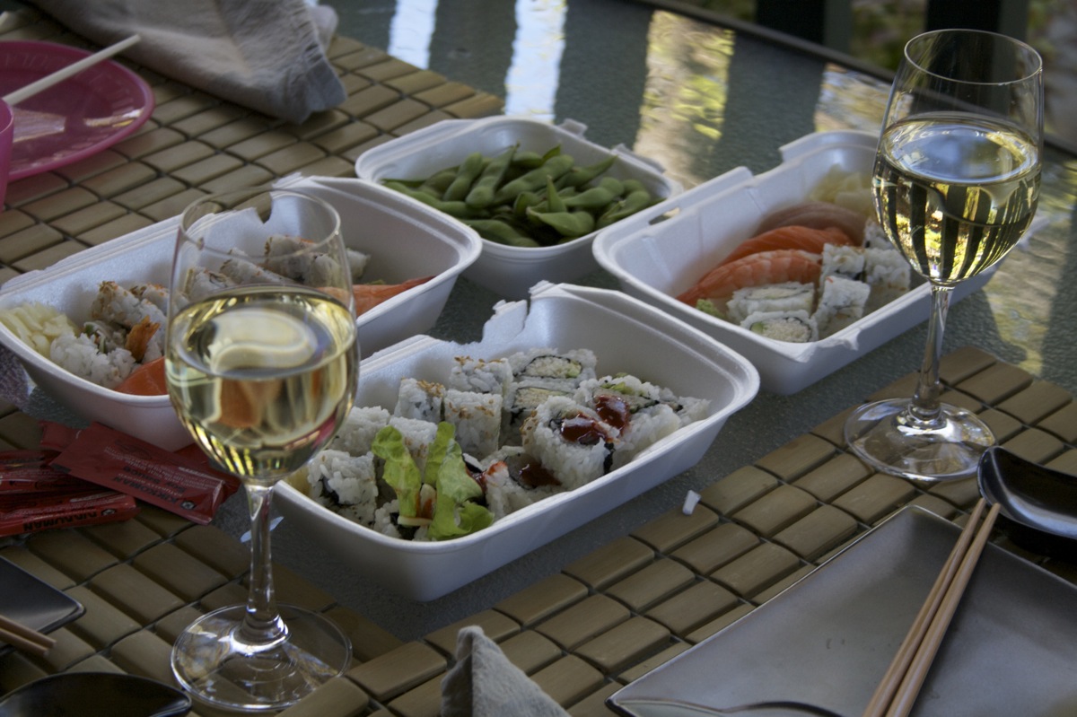 Wine + spicy tuna + patio = :)